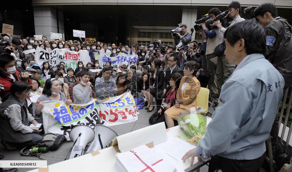 Fukushima parents protest