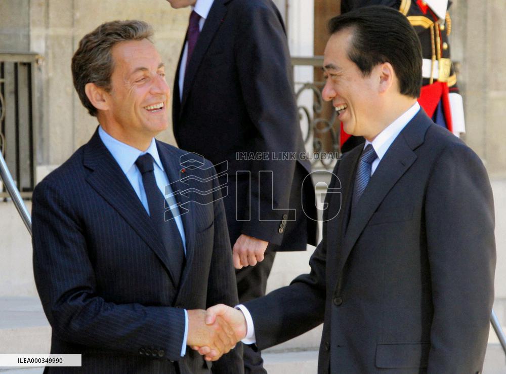 Kan greeted by French PM Fillon