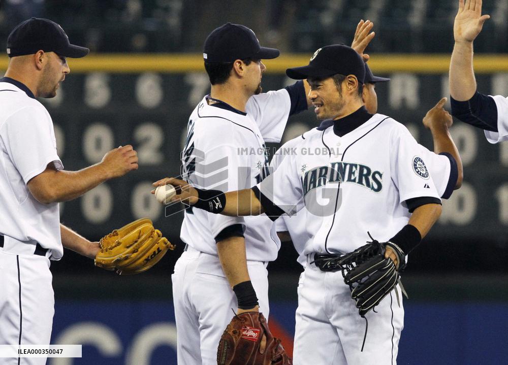 Ichiro plays against Tigers