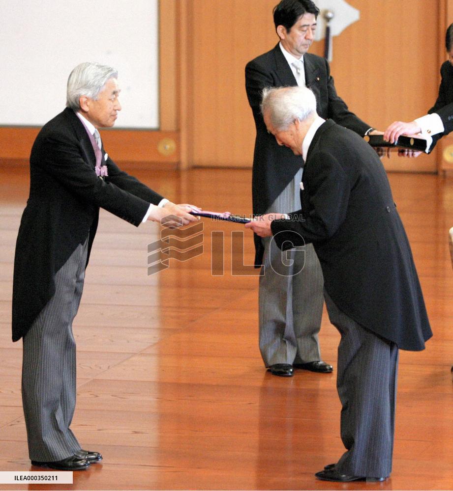 Classical music critic Hidekazu Yoshida dies at 98