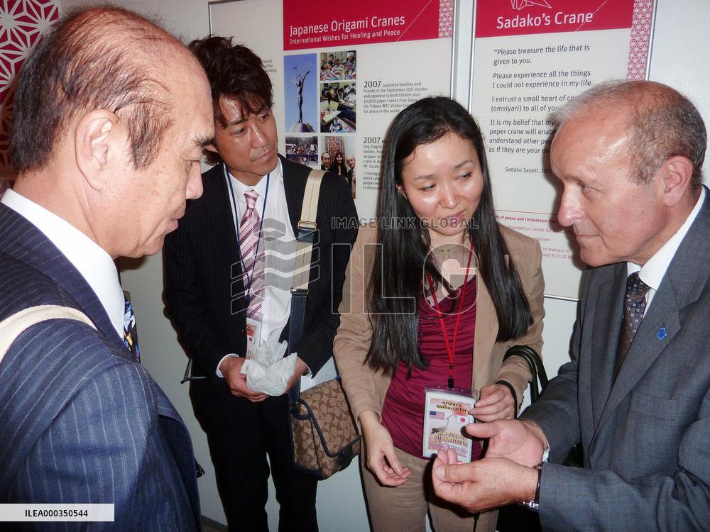 A-bomb icon Sadako's brother appeals for peace at N.Y. ceremony
