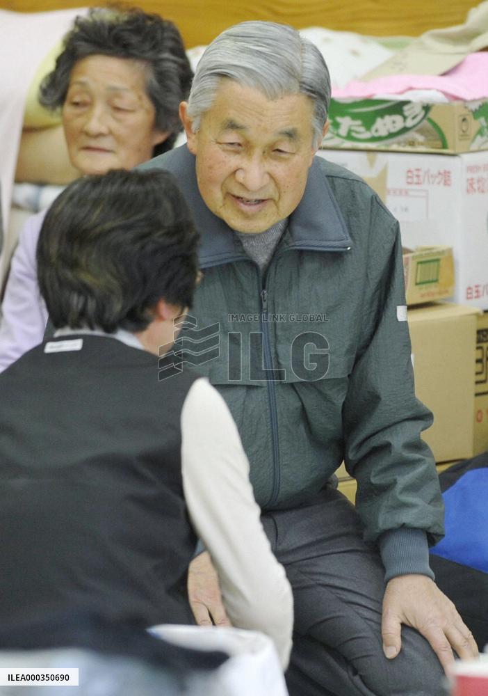 Imperial couple visit quake-hit Iwate Pref.
