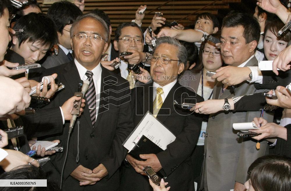 Hatoyama rebuffed by Tokunoshima mayors