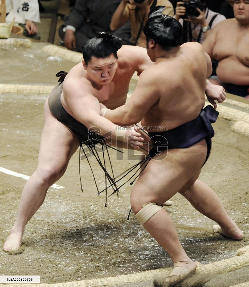 Hakuho off to winning start