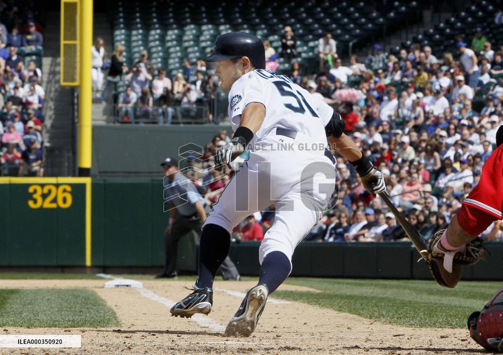 Mariners' Ichiro 3-for-5 with 3 stolen bases against Angels