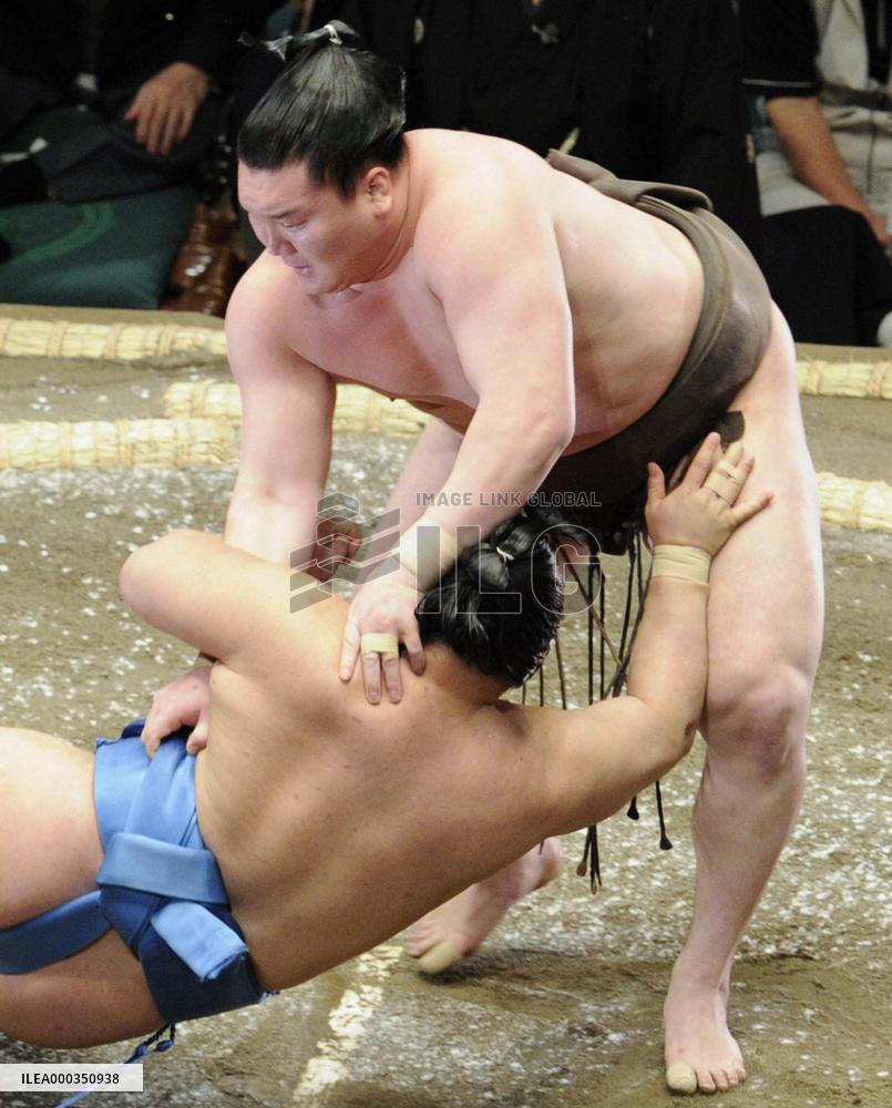Hakuho wins bout in sumo test meet