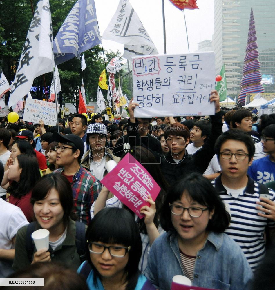 S. Korean college students' fees protest