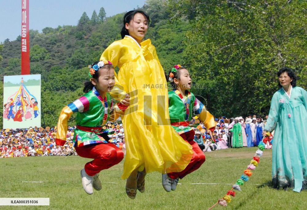 N. Korean children hit paper effigy of Lee during obstacle race