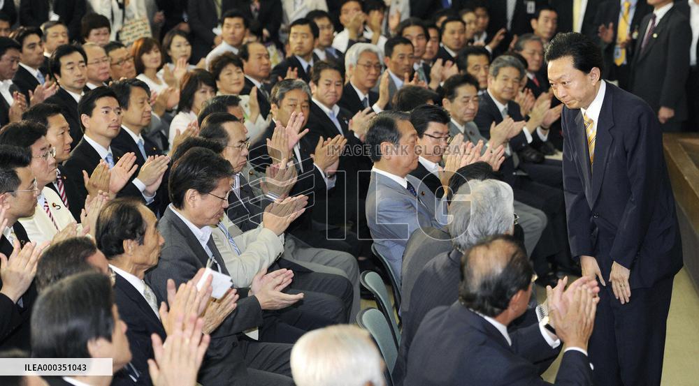 Hatoyama announces decision to step down as premier
