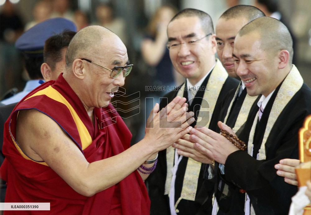 Dalai Lama arrives in Japan