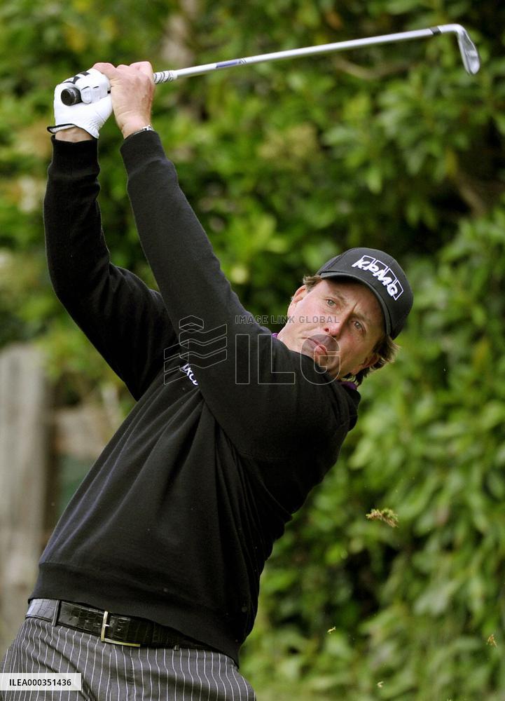 Mickelson plays U.S. Open