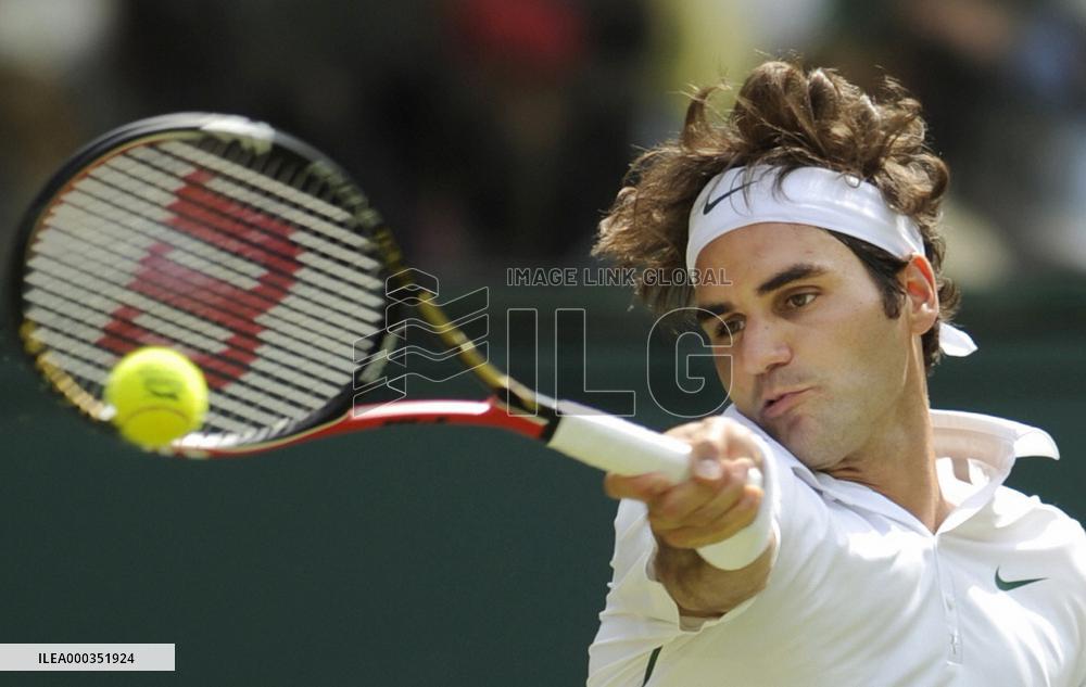 Federer advances to Wimbledon 4th round