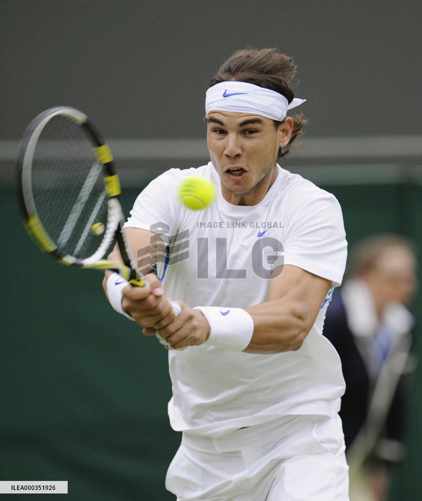 Nadal reaches Wimbledon last 16