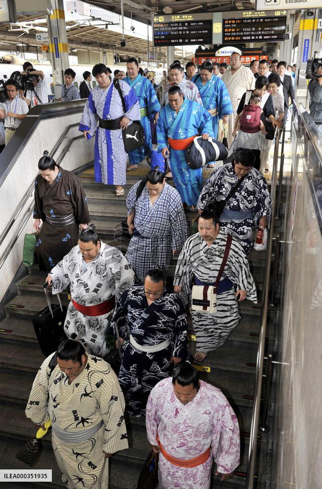Sumo wrestlers arrive in Nagoya for July tournament