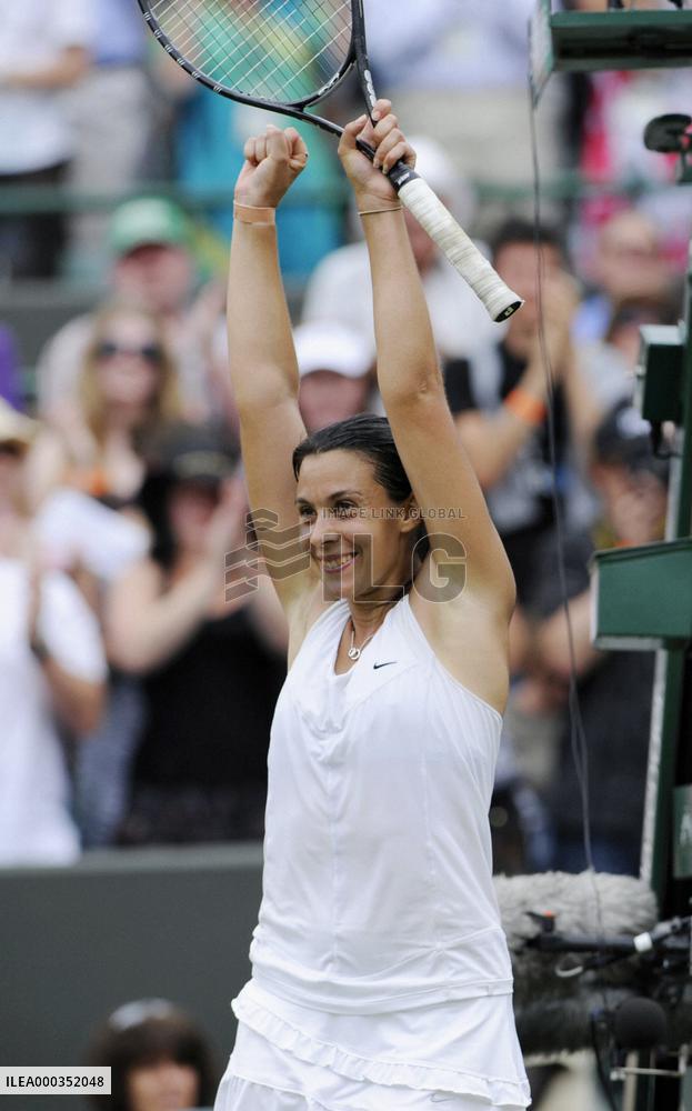 Bartoli beats Serena Williams at Wimbledon
