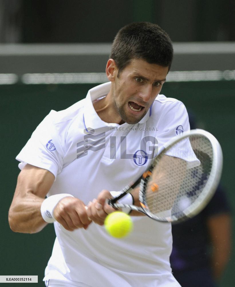 Djokovic advances to semifinals