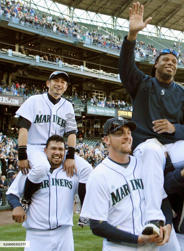 Seattle's Griffey hangs up glove
