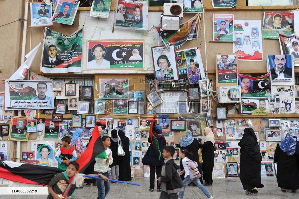 Anti-Gaddafi paintings in Libya