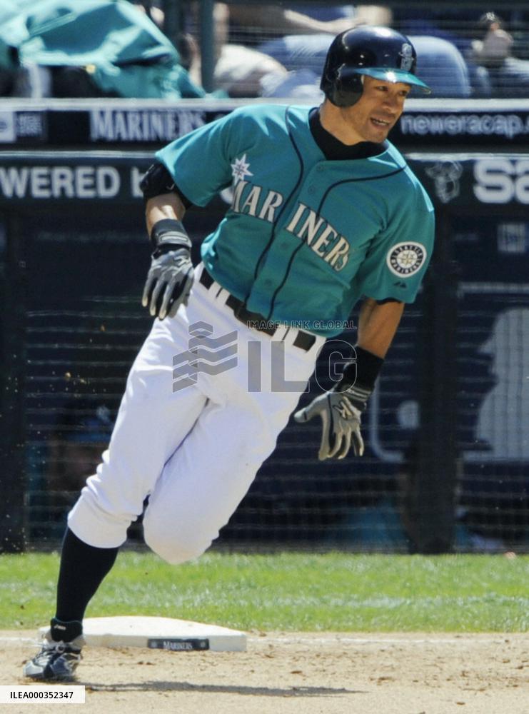 Ichiro goes 2-for-3, scores 1,000th run in major leagues