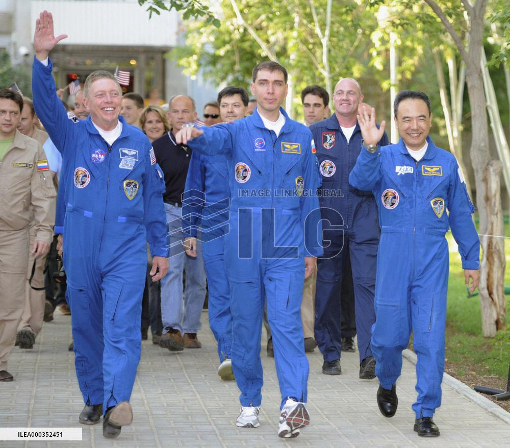 Space crew to board Soyuz