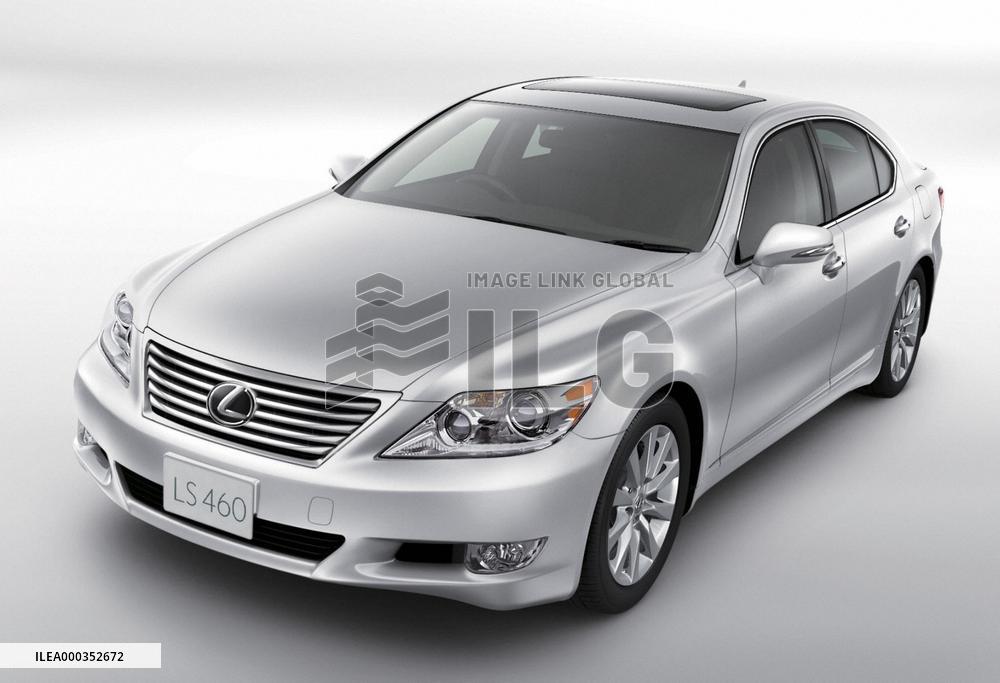 Toyota mulls recall of flagship Lexus sedan
