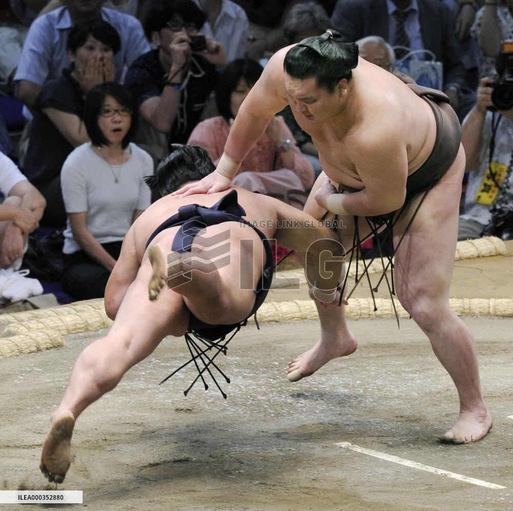 Hakuho marches on at Nagoya sumo