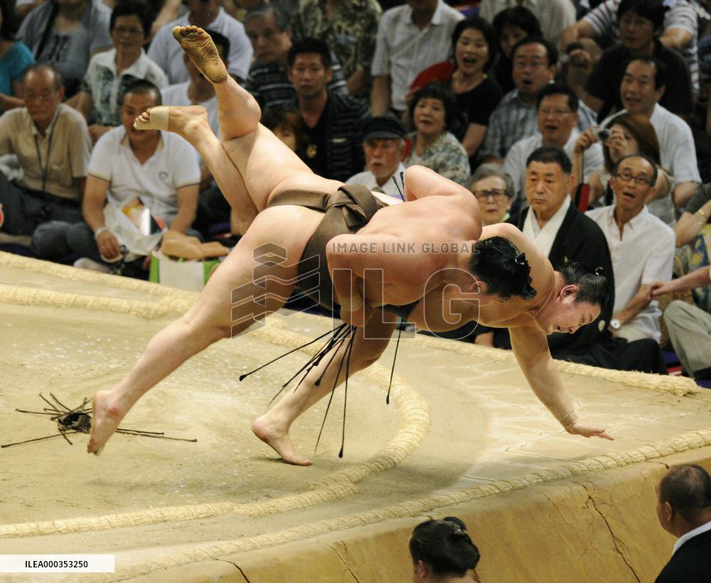 Hakuho joins exclusive 40 win club at Nagoya sumo