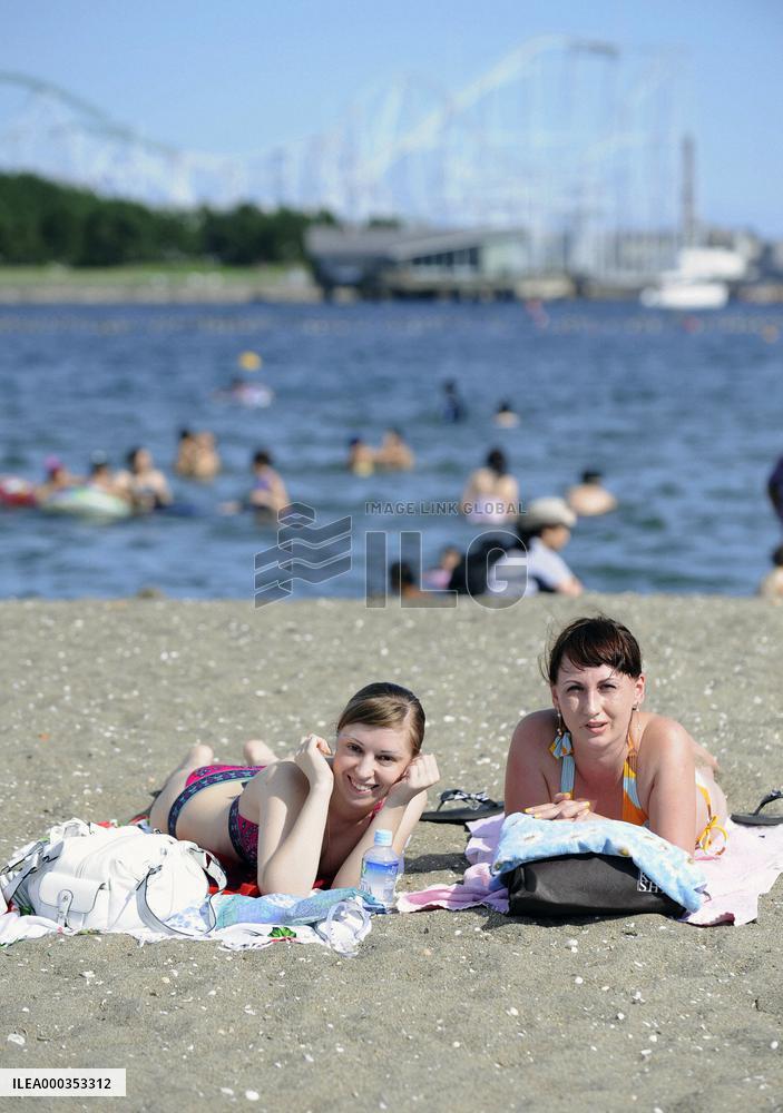 Heatwave grips Japan during holiday weekend