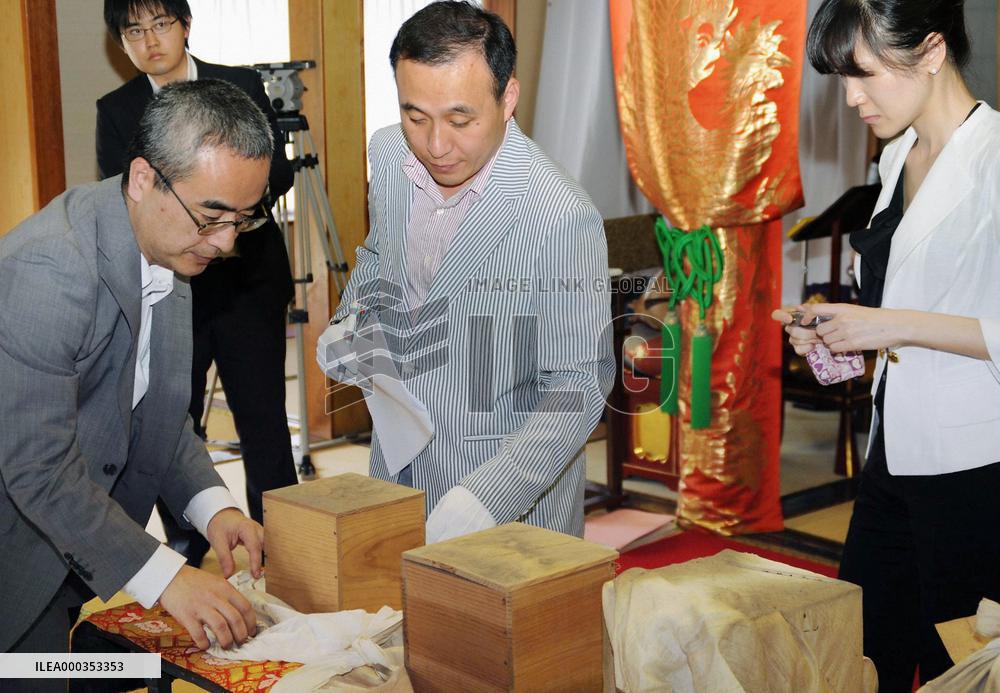 Team examines Koreans' remains