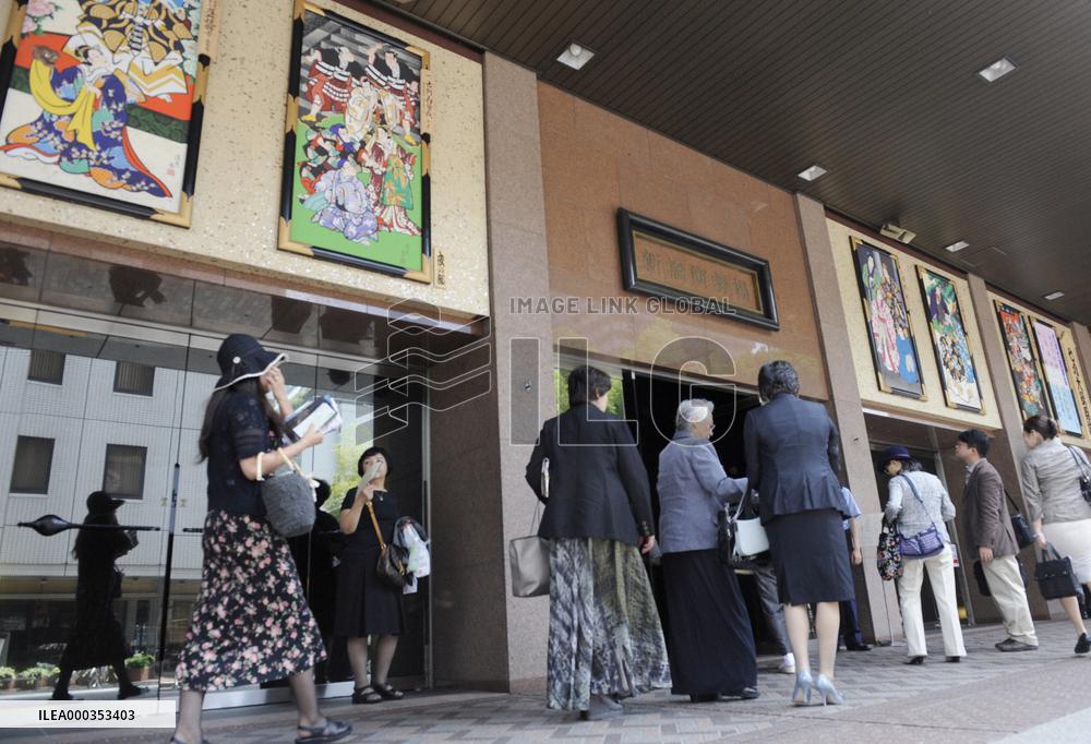 Kabuki actor Ebizo returns to stage