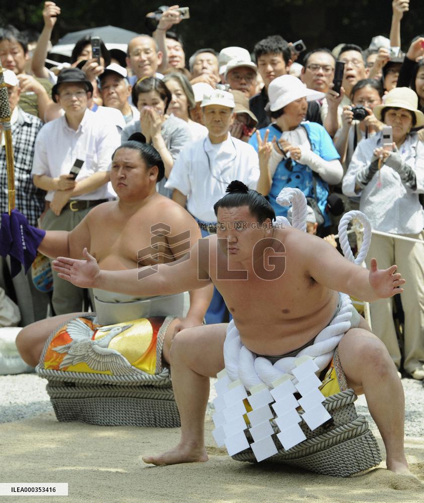 Hakuho's ring-entering ceremony