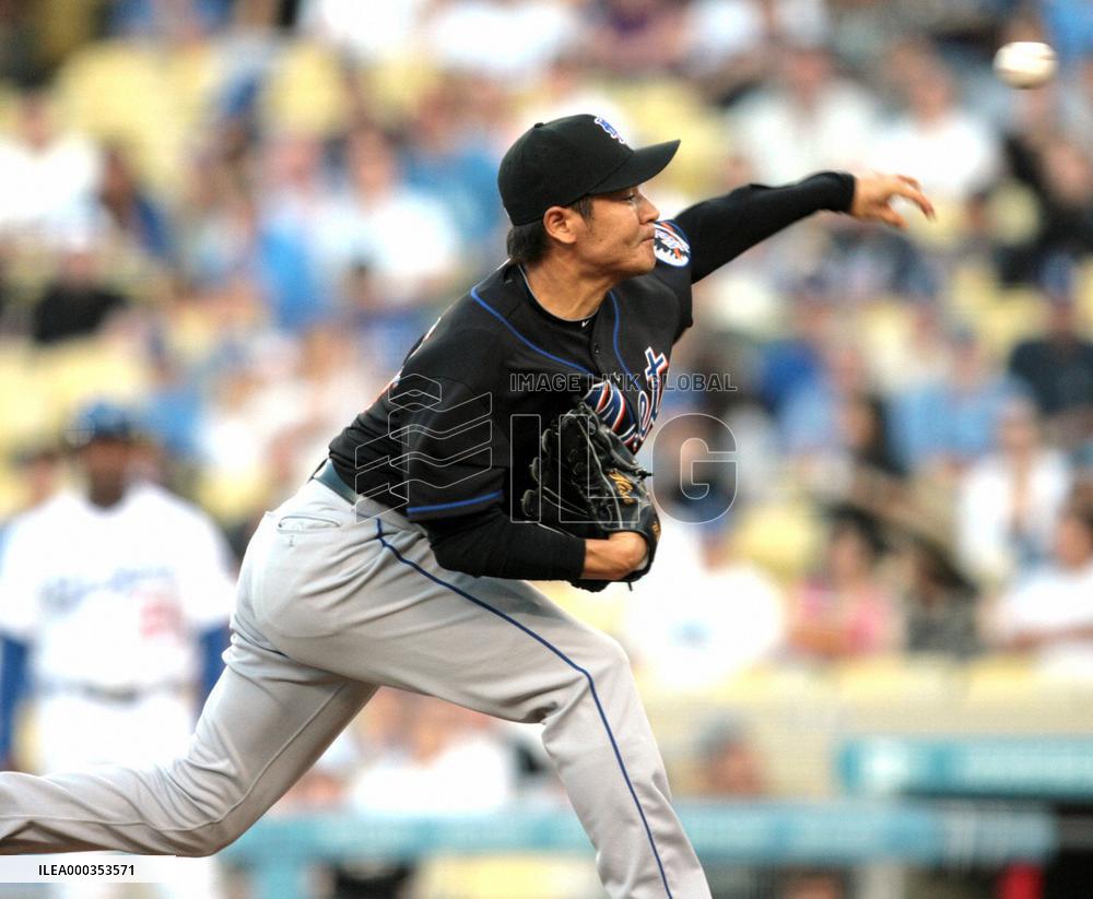 Kuroda outduels Takahashi in Dodgers' win over Mets