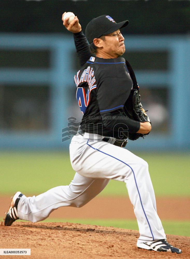 Kuroda outduels Takahashi in Dodgers' win over Mets