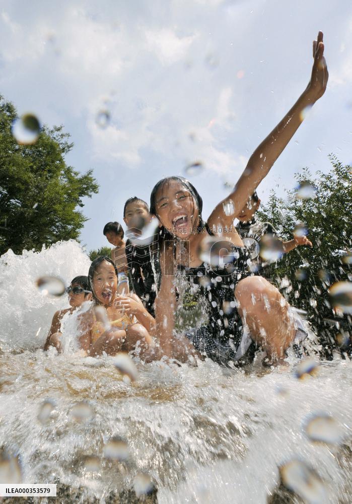 Kids bathe amid heat wave