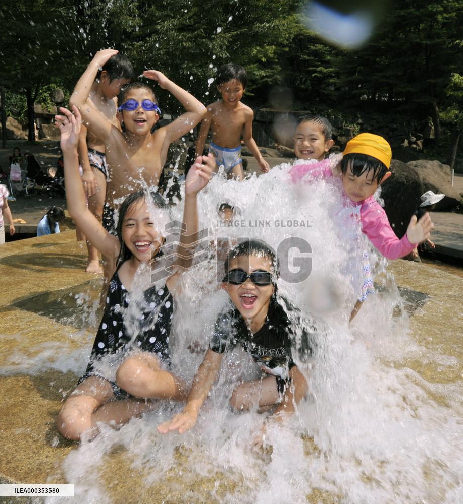 Kids bathe amid heat wave
