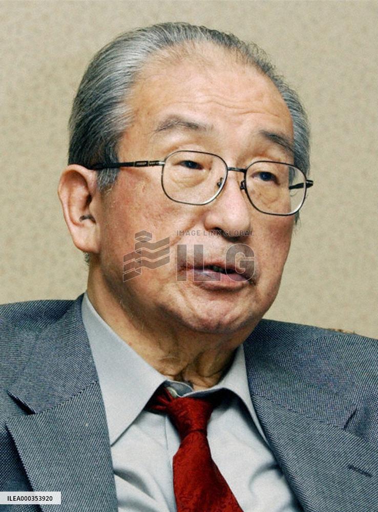 Novelist Komatsu dies