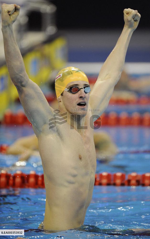 Magnussen wins 100m freestyle