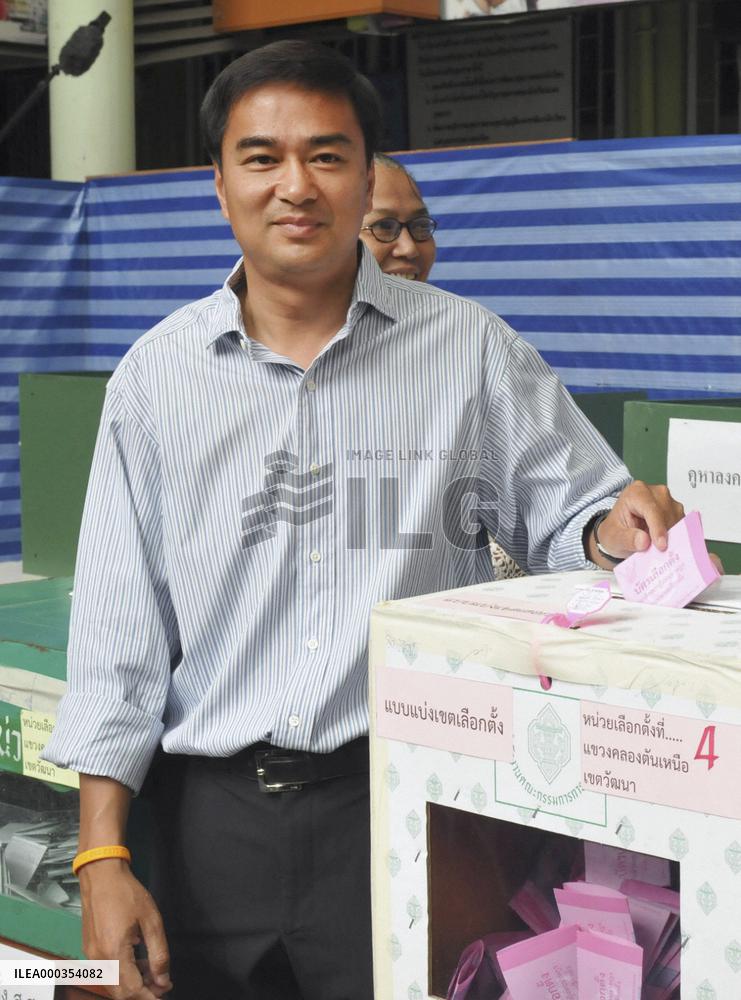 Thai PM Abhisit casts vote