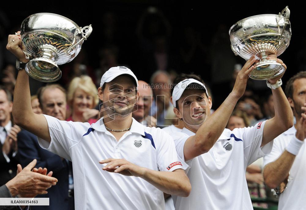 Bryans win Wimbledon men's doubles title