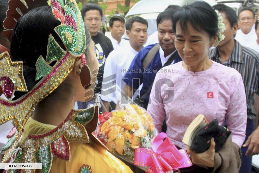 Suu Kyi's 1st trip outside Yangon since release