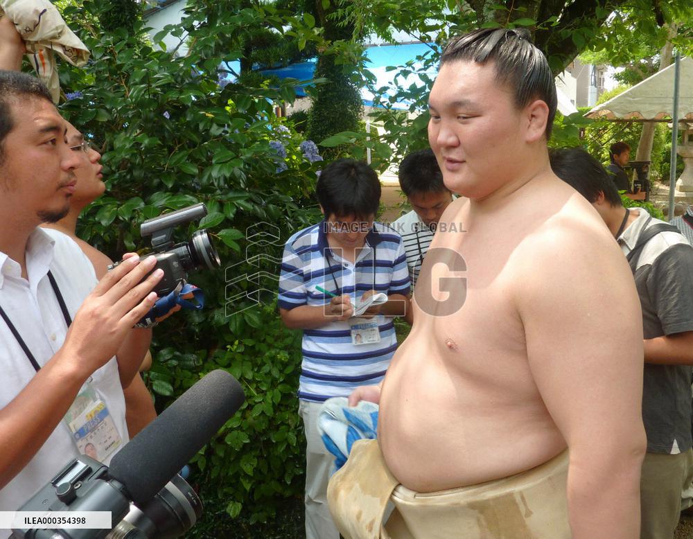 Hakuho says feels regret over sumo ass'n Emperor's Cup decision