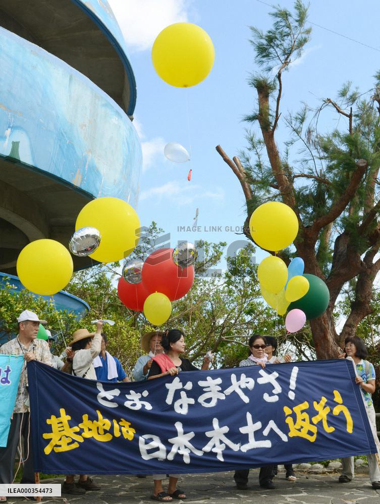 Baloons flown in Futenma protest