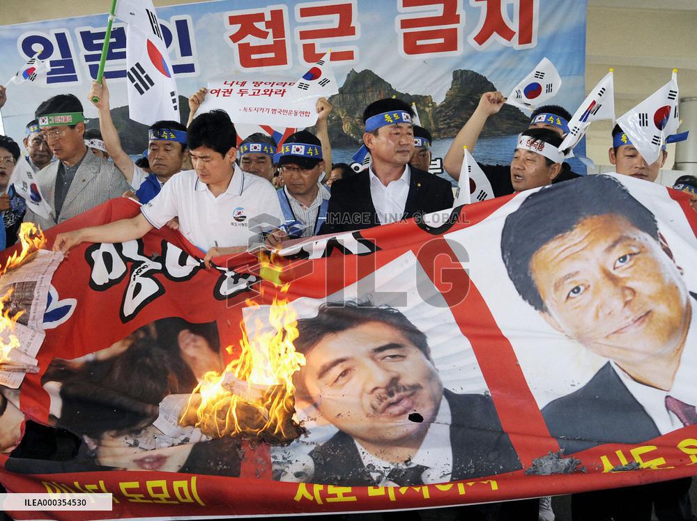 LDP lawmakers depart for Seoul despite entry ban