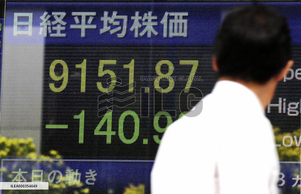 Tokyo stocks slide on strong yen