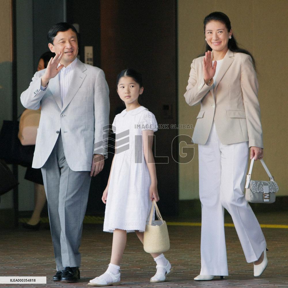 Crown prince's family arrive for holiday in Tochigi Pref.