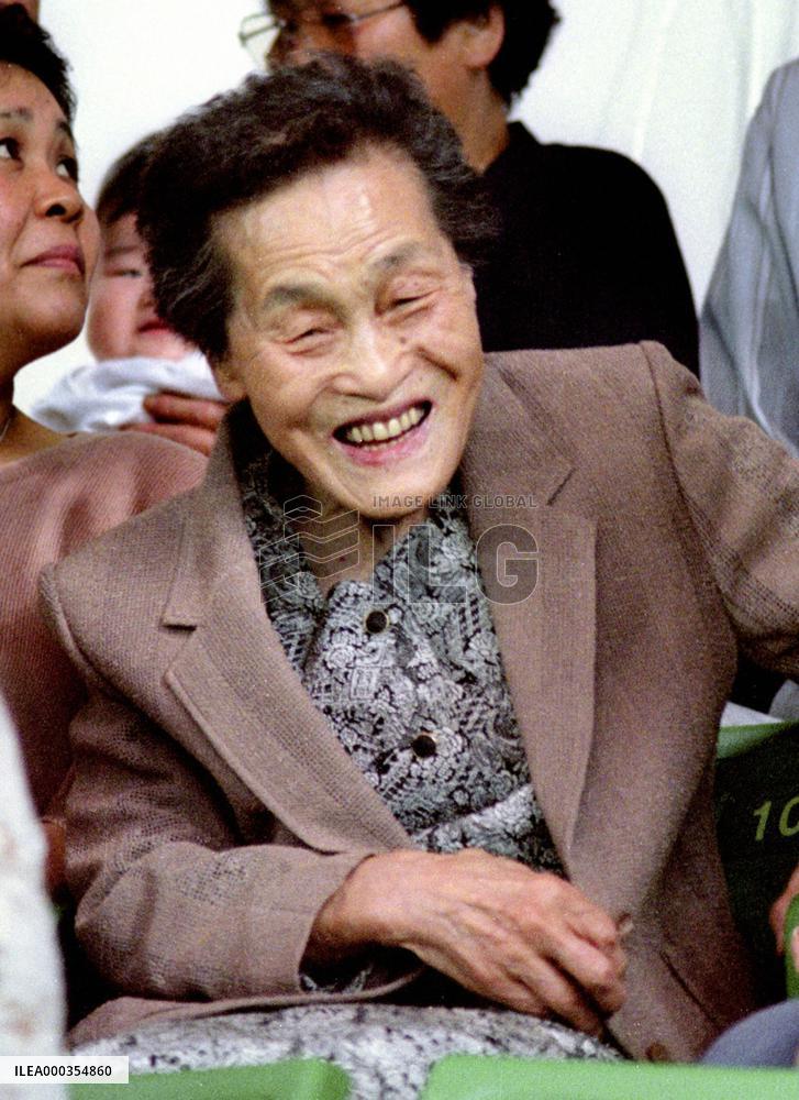 Mother of baseball legend Oh dies at 108