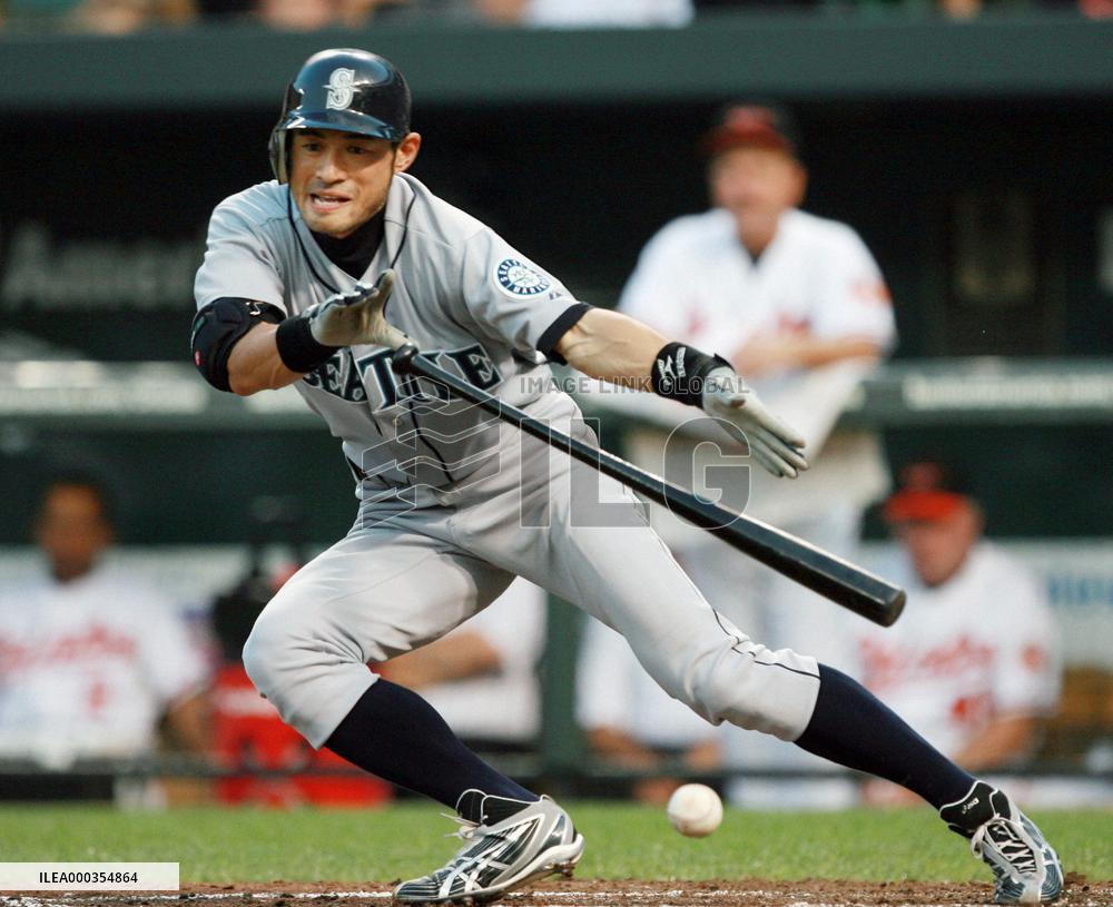 Ichiro plays against Orioles