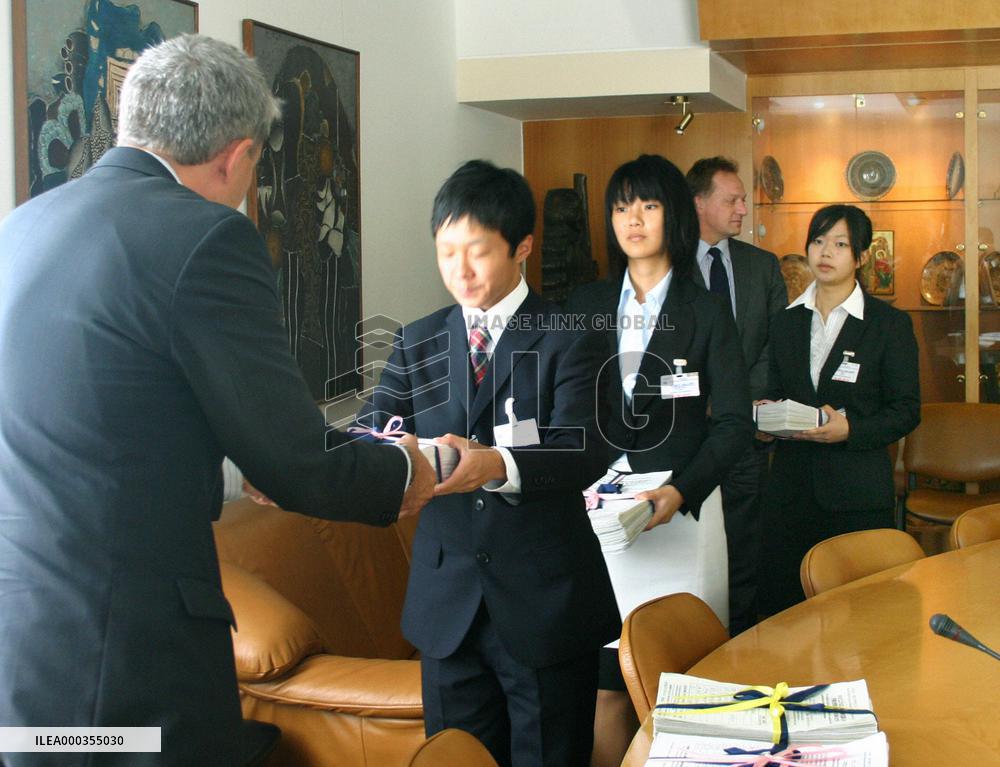 Japanese students present signatures for nuke disarmament