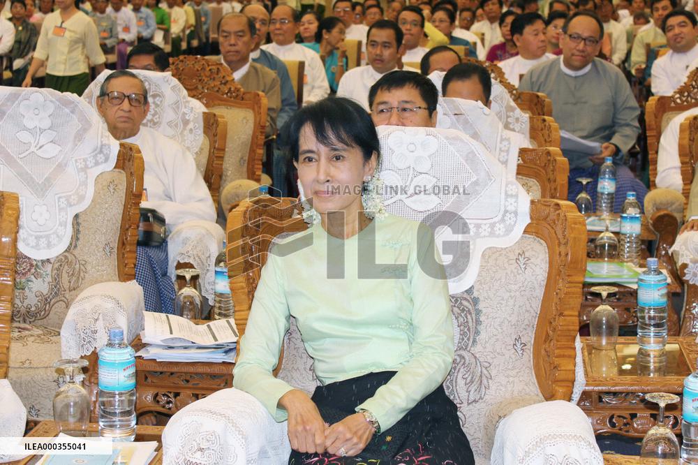 Suu Kyi attends Myanmar gov't workshop