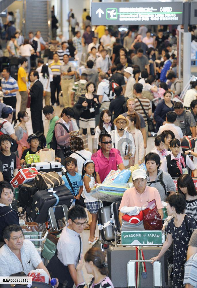 Holidaymakers returning from abroad peak at Narita